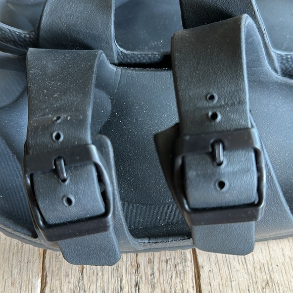 🚨LAST CHANCE🚨 LADIES SHADE AND SHORE SLIP ON SANDALS SIZE 9 NWOT NEVER WORN - Picture 3 of 9